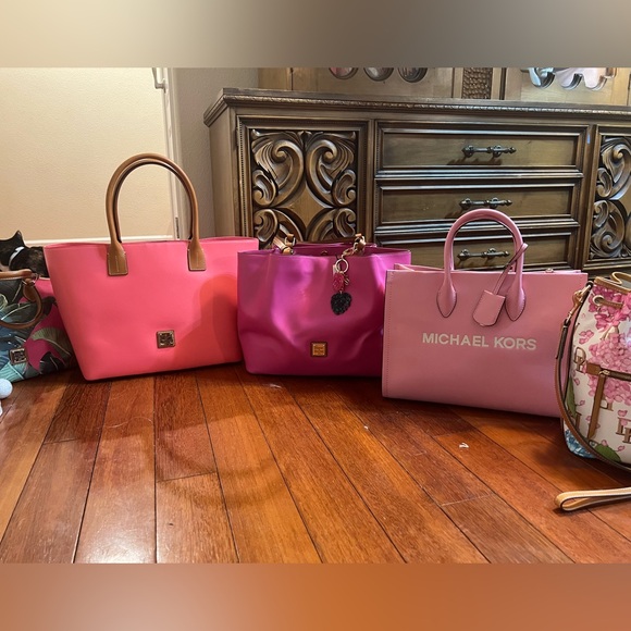 Dooney & Bourke Medium Russel tote, Saffiano leather, color  Bubblegum pink💕 - Picture 6 of 14